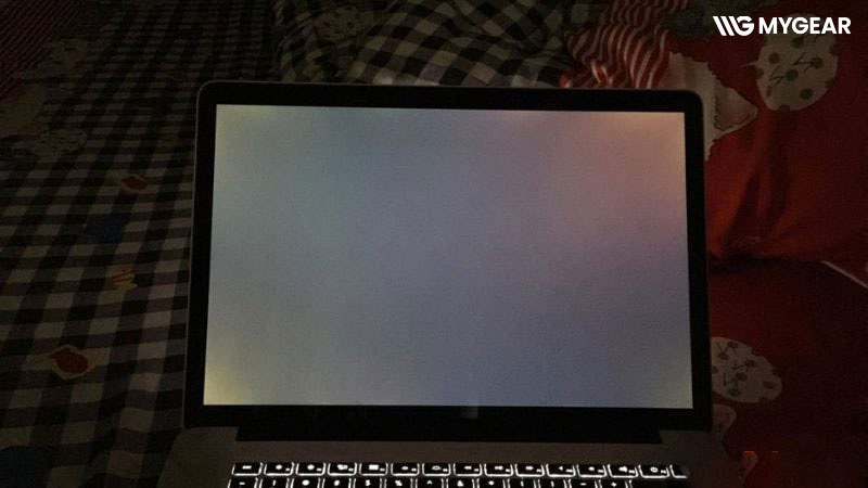 Nguyên nhân và cách khắc phục màn hình laptop bị hở sáng viền
