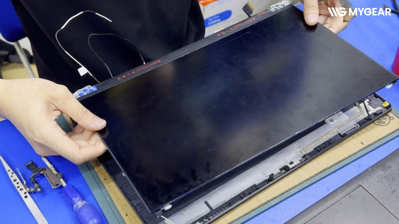 Nguyên nhân và cách sửa lỗi màn hình laptop bị nhiễu màu