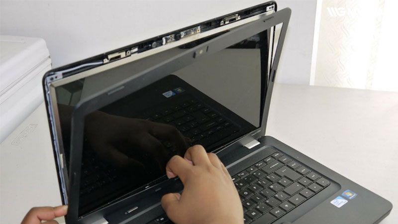 Hướng dẫn các bước thay panel màn hình Dell chi tiết